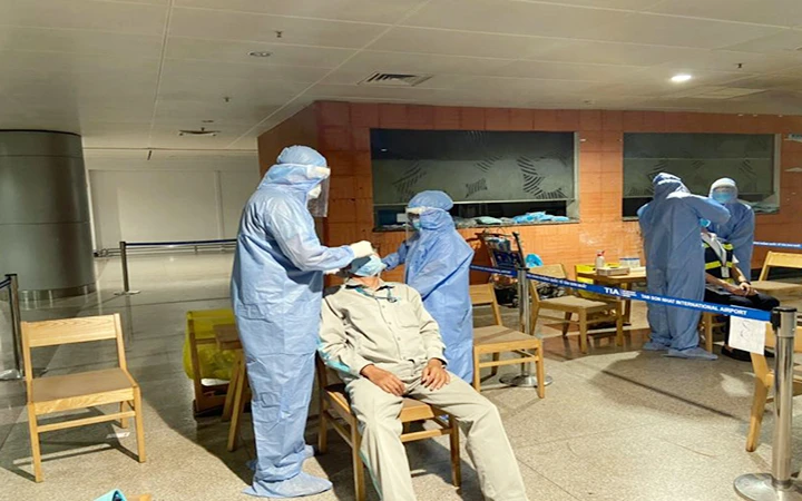 Các thành viên ENT - Team lấy dịch họng mũi của nhân viên sân bay Tân Sơn Nhất để xét nghiệm.