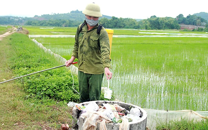 Vỏ bao bì thuốc bảo vệ thực vật được nông dân xã Kim Phú, TP Tuyên Quang (Tuyên Quang) bỏ vào bể chứa sau khi sử dụng.