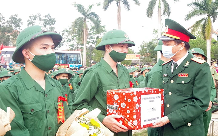 Tặng quà, động viên các tân binh TP Huế (Thừa Thiên Huế) lên đường nhập ngũ.