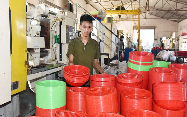 Sản phẩm đồ nhựa gia dụng của Công ty cổ phần Đỗ Gia, Cụm Công nghiệp An Xá (TP Nam Định). Ảnh: QUANG ANH