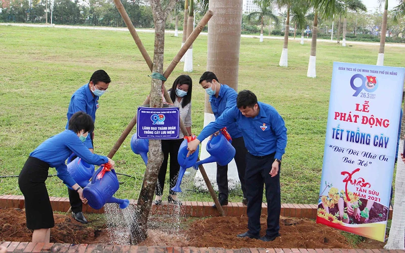 : Thành đoàn Đà Nẵng trồng cây tại Đài tưởng niệm 2/9.