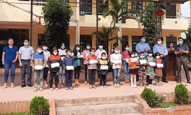 Bí thư Huyện ủy Mường Nhé và Chủ tịch Hiệp hội Doanh nghiệp tỉnh Điện Biên trao học bổng tặng học sinh xã Nậm Kè, huyện Mường Nhé.