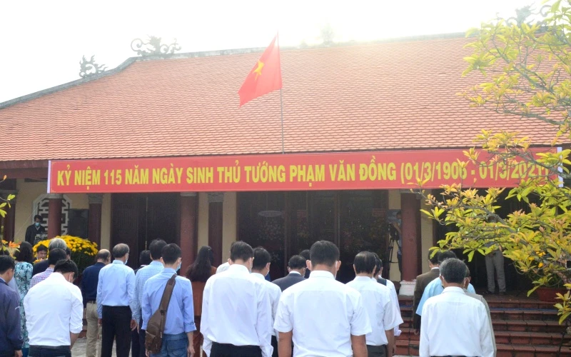 Quang cảnh lễ dâng hương kỷ niệm 115 năm Ngày sinh Thủ tướng Phạm Văn Đồng.