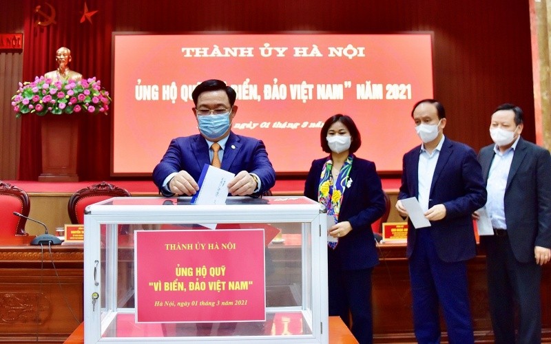 Đồng chí Vương Đình Huệ, Ủy viên Bộ Chính trị, Bí thư Thành ủy cùng các đồng chí lãnh đạo thành phố ủng hộ quỹ “Biển, đảo Việt Nam” năm 2021.
