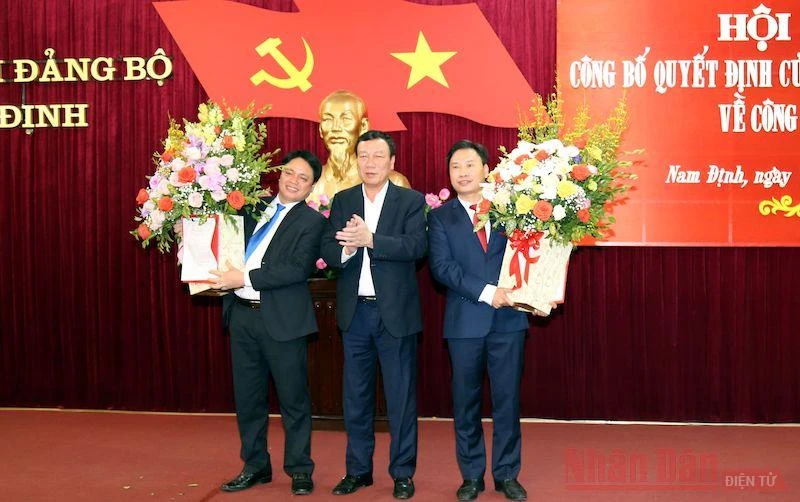 Đồng chí Đoàn Hồng Phong, Bí thư Tỉnh ủy Nam Định tặng hoa chúc mừng hai đồng chí vừa được phân công làm Trưởng Ban Nội chính và Trưởng Ban Dân vận Tỉnh ủy.