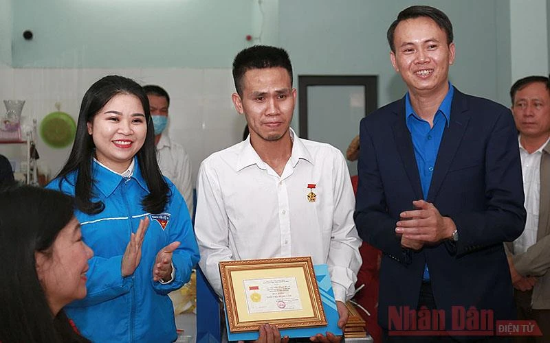 Bí thư Thành đoàn Hà Nội Chu Hồng Minh (bên trái trong ảnh) thừa ủy quyền của Ban Thường vụ T.Ư Đoàn trao Huy hiệu “Tuổi trẻ dũng cảm” tặng đoàn viên Nguyễn Ngọc Mạnh.