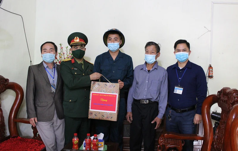 Đại diện lãnh đạo phường Hải Hòa và Ban Chỉ huy Quân sự TP Móng Cái đến thăm hỏi, động viên và tặng quà cho tân binh Việt Anh.