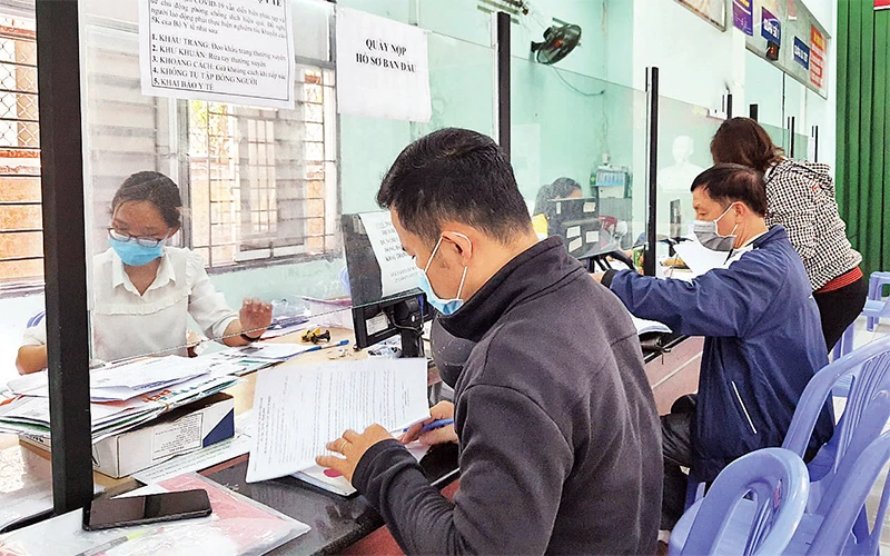 Người lao động được tư vấn việc làm tại Trung tâm Dịch vụ việc làm TP Hồ Chí Minh.