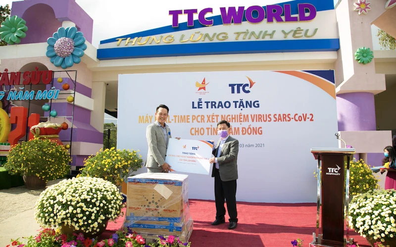 Chủ tịch Hội doanh nhân trẻ Việt Nam, Phó Chủ tịch Tập đoàn TTC Đặng Hồng Anh (trái) trao tặng hệ thống máy xét nghiệm tự động Real-time PCR đến đại diện tỉnh Lâm Đồng (phải).