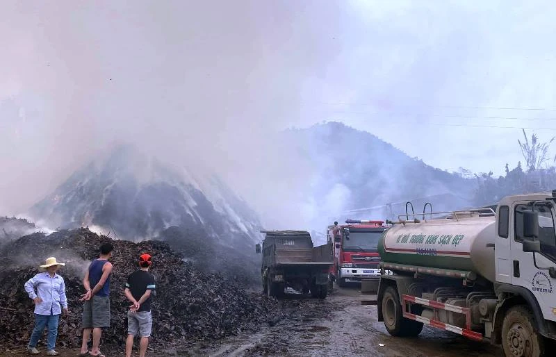 Vụ cháy thiêu rụi hơn 500m3 bã quế của Công ty tinh dầu quế Techvina, tại xã Xuân Quang, huyện Bảo Thắng (Lào Cai).