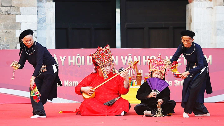 Nghệ nhân thực hành then tại Ngày hội Di sản văn hóa Việt Nam. Ảnh: LÊ MINH