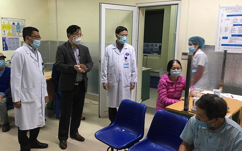PGS, TS Lương Ngọc Khuê cùng đoàn công tác kiểm tra tại Bệnh viện K.