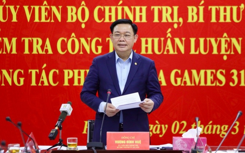 Đồng chí Vương Đình Huệ, Uỷ viên Bộ Chính trị, Bí thư Thành uỷ phát biểu ý kiến tại buổi làm việc. 