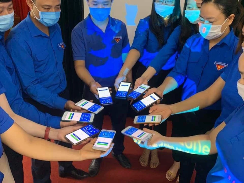 Lực lượng thanh niên tình nguyện ở Ninh Bình cài đặt Bluezone.