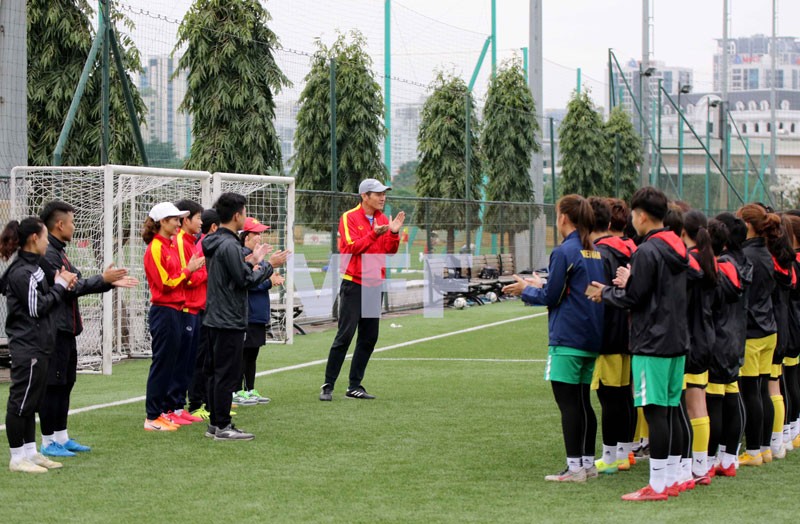 HLV Akira Ijiri gặp mặt các cầu thủ cùng ban huấn luyện trước buổi tập sáng 2-3. 