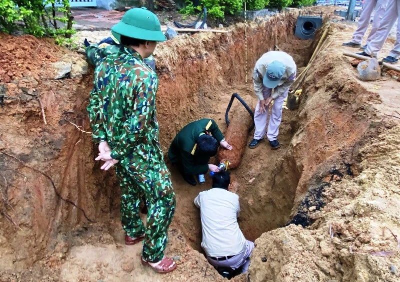 Lực lượng chức năng tìm cách xử lý an toàn quả bom tại Quảng Bình.