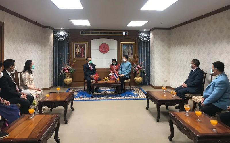 Đại sứ Phan Chí Thành gặp Tỉnh trưởng Udon Thani, Sayam Sirimongkorn.