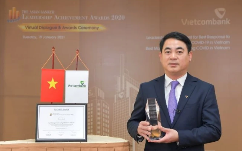 Ông Nghiêm Xuân Thành, Chủ tịch HĐQT Vietcombank nhận Giải thưởng của Tạp chí The Asian Banker. 