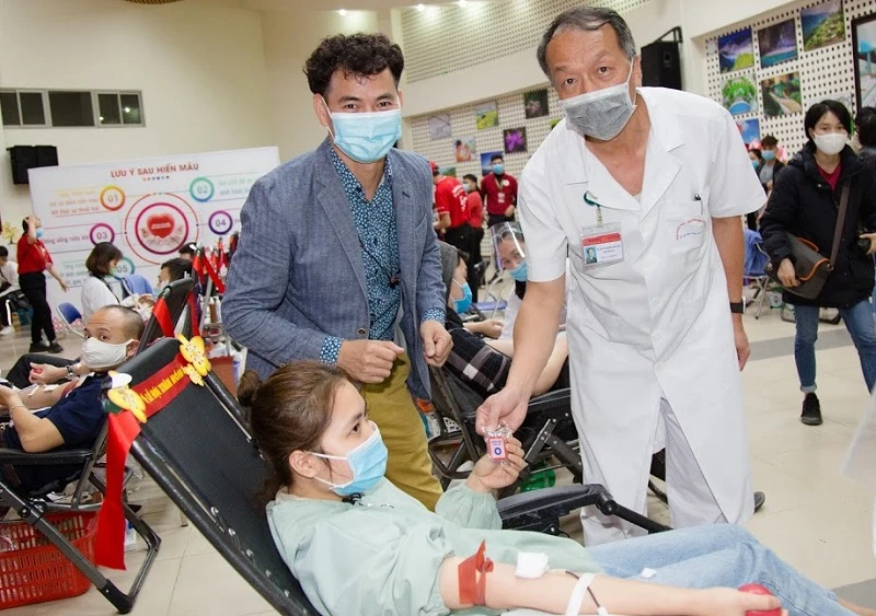 NS Xuân Bắc và TS Bạch Quốc Khánh cảm ơn người hiến máu tình nguyện. 