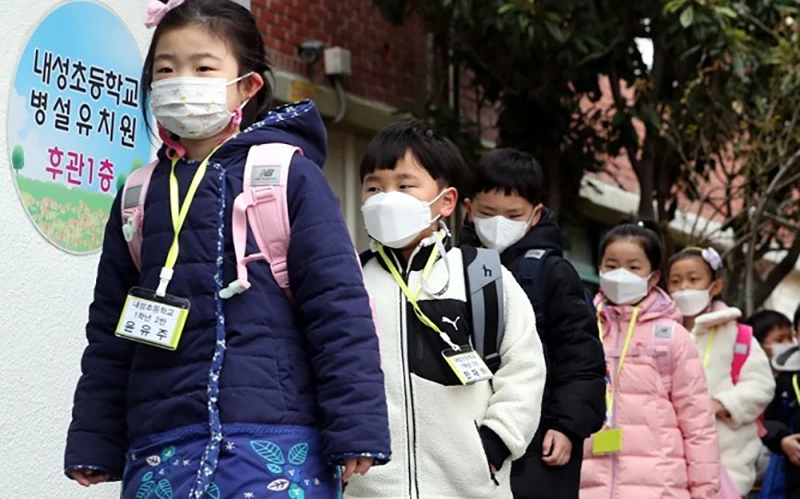 Học sinh Hàn Quốc tuân thủ quy định phòng dịch khi đến trường. Ảnh YONHAP