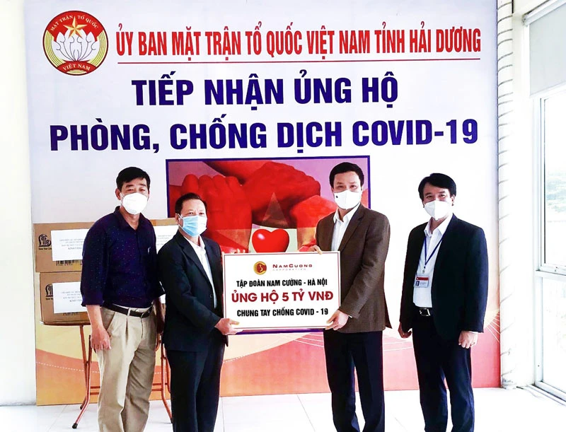 Đại diện Tập đoàn Nam Cường trao 5 tỷ đồng ủng hộ phòng, chống dịch cho lãnh đạo tỉnh Hải Dương.