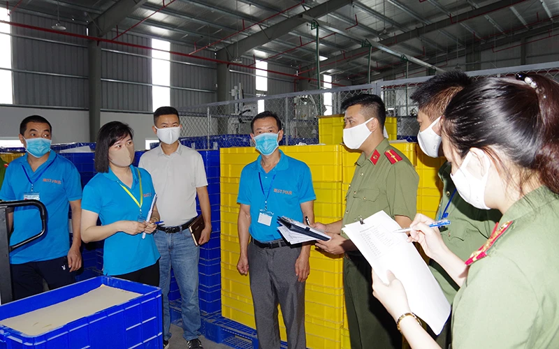 Công an tỉnh Hà Nam kiểm tra việc bảo đảm ANTT tại Khu công nghiệp Đồng Văn, thị xã Duy Tiên.