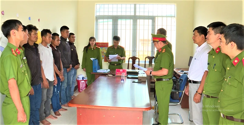Cơ quan Cảnh sát điều tra Công an tỉnh Đắk Lắk đọc lệnh bắt giam các đối tượng trong vụ hỗ chiến về tội giết người.