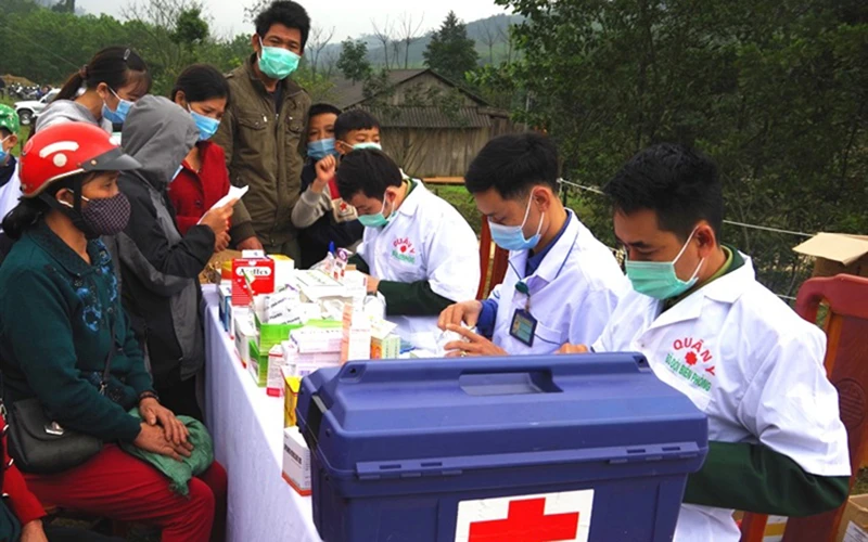 Quân y Bộ đội Biên phòng tỉnh Quảng Bình khám bệnh, cấp thuốc miễn phí cho người dân huyện Minh Hóa. Ảnh: CHÂU THÀNH