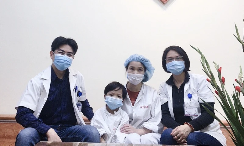 Bé H. cùng các bác sĩ Trung tâm Tim mạch và lồng ngực, Bệnh viện Hữu nghị Việt Đức.