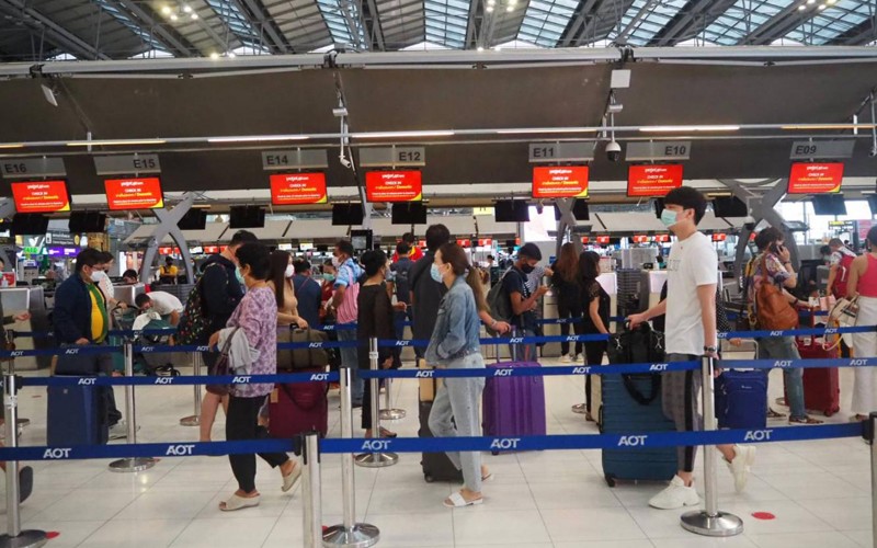 Hành khách xếp hàng trước quầy thủ tục của Thai VietJet Air tại sân bay Suvarnabhumi. (Ảnh: Bưu điện Bangkok)