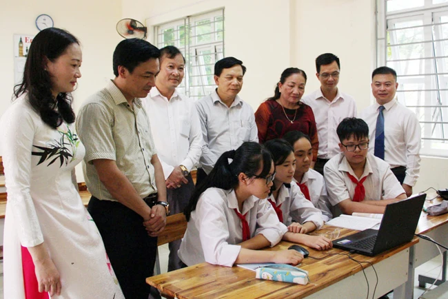 Học sinh Trường THCS Thân Nhân Trung (huyện Việt Yên, Bắc Giang) trải nghiệm học trực tuyến trên nền tảng chuyển đổi số do Microsoft Việt Nam hỗ trợ. Ảnh: MAI TOAN