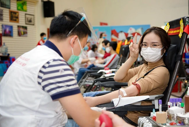 Đông đảo nghệ sĩ, nhân viên Nhà hát Kịch Việt Nam tham gia hiến máu tình nguyện tại Lễ hội Xuân hồng năm 2021.