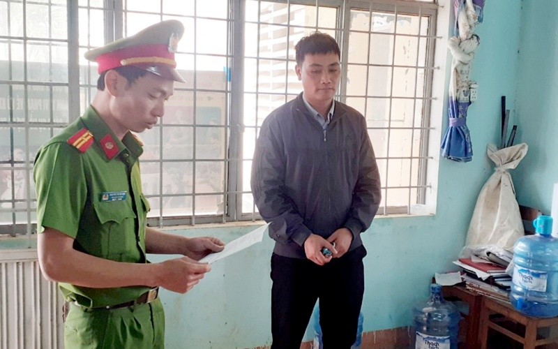 Cơ quan Cảnh sát Điều tra, Công an huyện Kbang thi hành lệnh bắt tạm giam đối với ông Lý Kim Thành. 