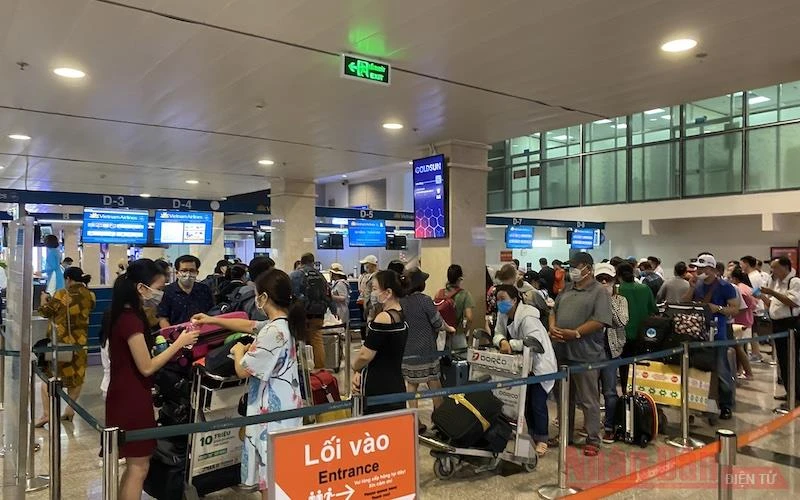 Hành khách chờ làm thủ tục tại Sân bay quốc tế Tân Sơn Nhất, TP Hồ Chí Minh.
