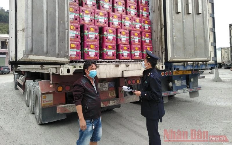 Xe trở hàng nông sản hàng hóa đang chớ làm thủ tục xuất khẩu qua Cửa khẩu Tan Thanh, (Văn Lãng).