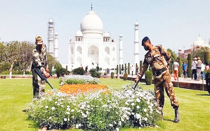 Lực lượng an ninh Ấn Độ dò thiết bị nổ tại khu vực đền Ta-giơ Ma-han.