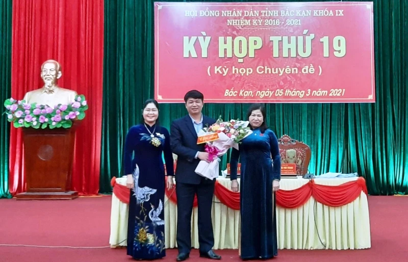 Thường trực HĐND tỉnh tặng hoa chúc mừng ông Nông Quang Nhất.