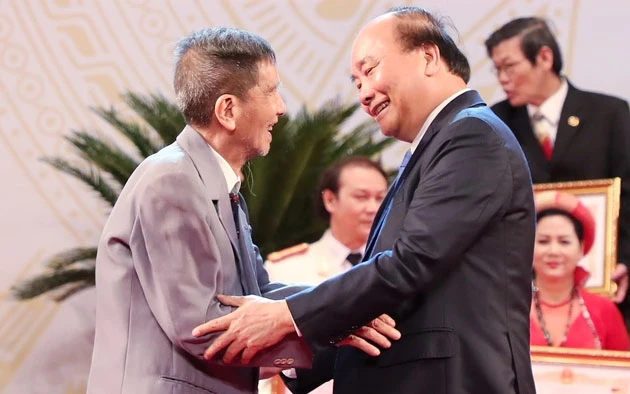 NSND Trần Hạnh Thủ tướng Nguyễn Xuân Phúc hỏi thăm tại Lễ phong tặng danh hiệu NSND năm 2019.