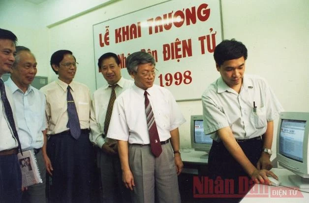 Đồng chí Nguyễn Phú Trọng, Ủy viên Bộ Chính trị kiểm tra dữ liệu phát báo trong ngày khai trương Báo Nhân Dân điện tử, 21-6-1998.