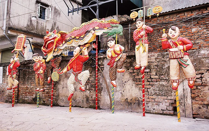 Tác phẩm lấy cảm hứng từ tranh dân gian tại không gian nghệ thuật ven sông Hồng (quận Hoàn Kiếm, Hà Nội).