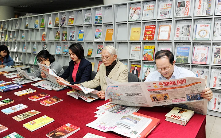 Độc giả đọc Báo Nhân Dân tại Thư viện Hà Nội. Ảnh: NGỌC MAI