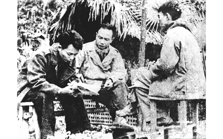 Đồng chí Trường Chinh, Thép Mới và Hà Xuân Trường duyệt bản thảo đăng Báo Nhân Dân số đầu tiên năm 1951. Ảnh tư liệu