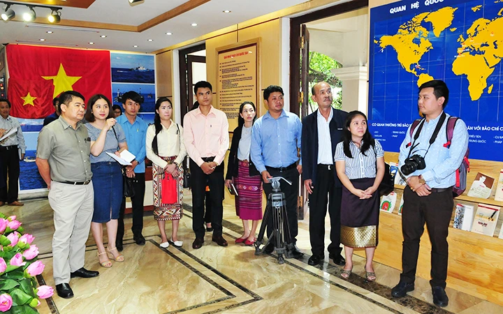 Đoàn đại biểu báo chí Cộng hòa DCND Lào thăm phòng truyền thống Báo Nhân Dân. Ảnh: NGUYỄN ĐĂNG
