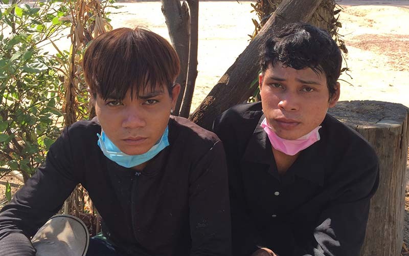 Hai đối tượng A Thứ và Rơ Man Hung bị bắt giữ tại thôn 5, xã Ia Đal, huyện Ia H’Drai sau khi trốn khỏi khu cách ly tập trung của Bộ đội Biên phòng tỉnh Kon Tum.