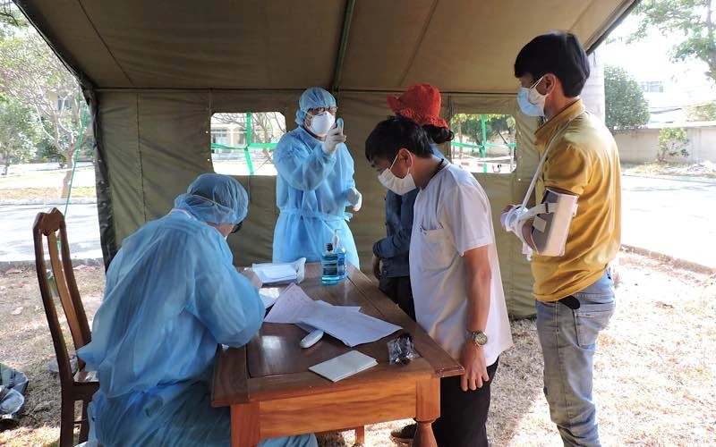 Cán bộ y tế tỉnh Kon Tum tiến hành kiểm tra sức khỏe, đo thân nhiệt các công dân trước khi đưa vào khu cách ly.