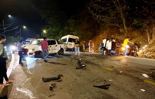 Hiện trường vụ tai nạn giao thông liên hoàn trên đèo Bảo Lộc ngày 26-2.