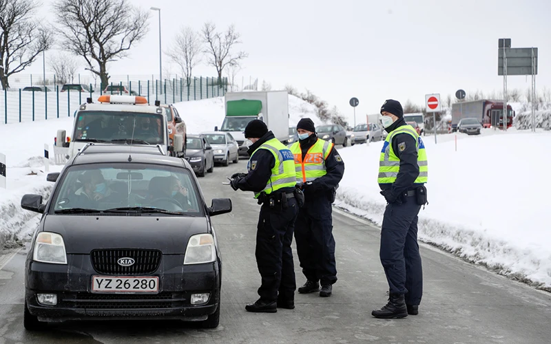 Cảnh sát Ðức kiểm soát hoạt động đi lại tại khu vực biên giới với Cộng hòa Séc. Ảnh ROI-TƠ 