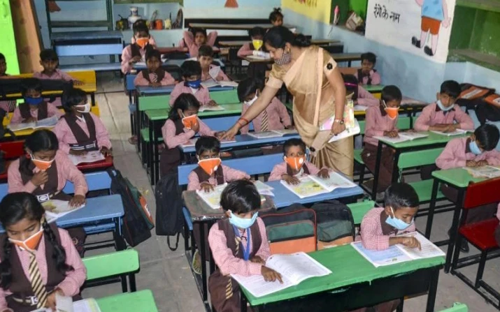 Một lớp bậc tiểu học ở Ấn Ðộ. Ảnh NEW INDIAN EXPRESS