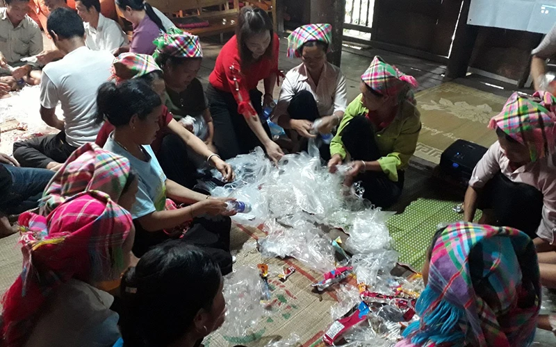 Người dân bản Là, xã Mường Kim, huyện Than Uyên (Lai Châu) tham gia tái chế rác thải nhựa thành những vật dụng hữu ích.