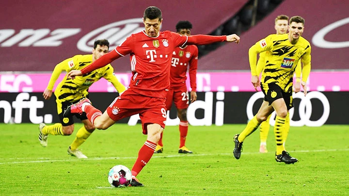 Lewandowski (số 9) lập hat-trick giúp Bayern đánh bại Dortmund trong trận “kinh điển” của bóng đá Đức.